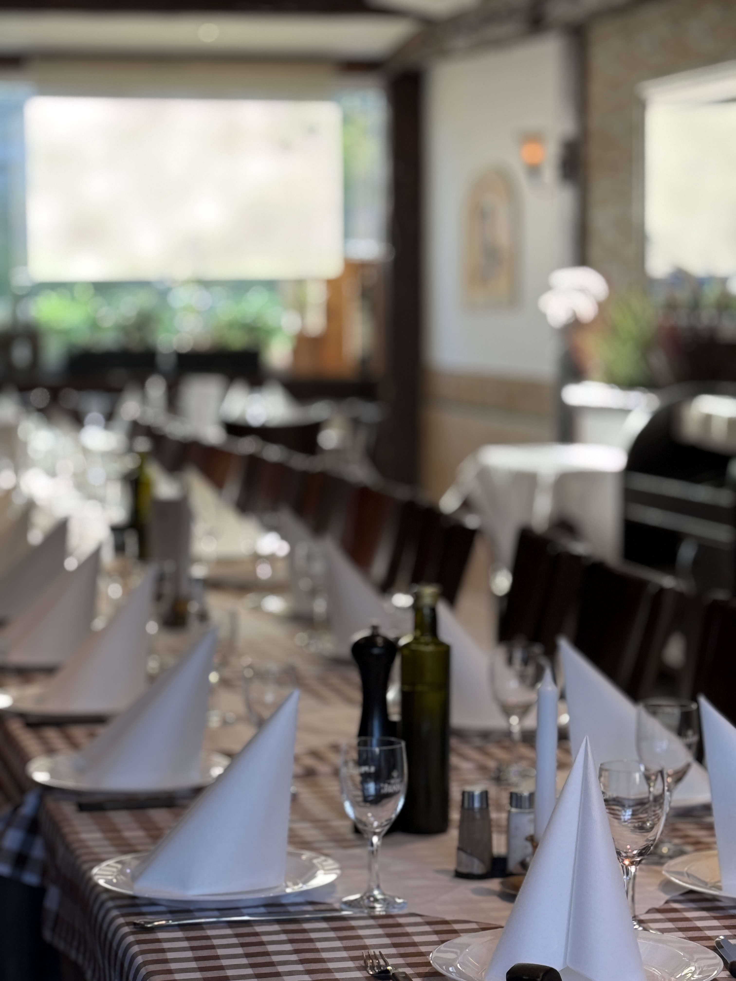 Lange festlich gedeckte Tafel im Salento für eine große Gruppe